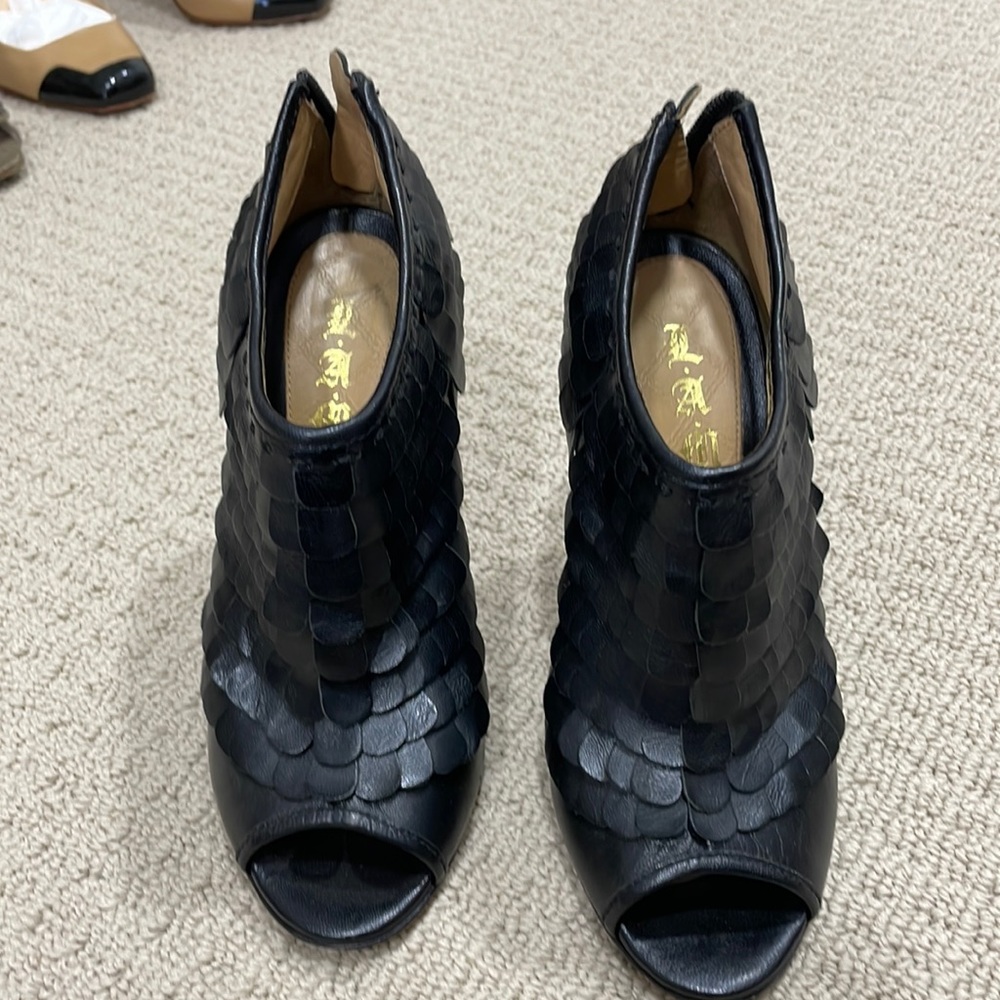 Lamb cage booties black size 7
